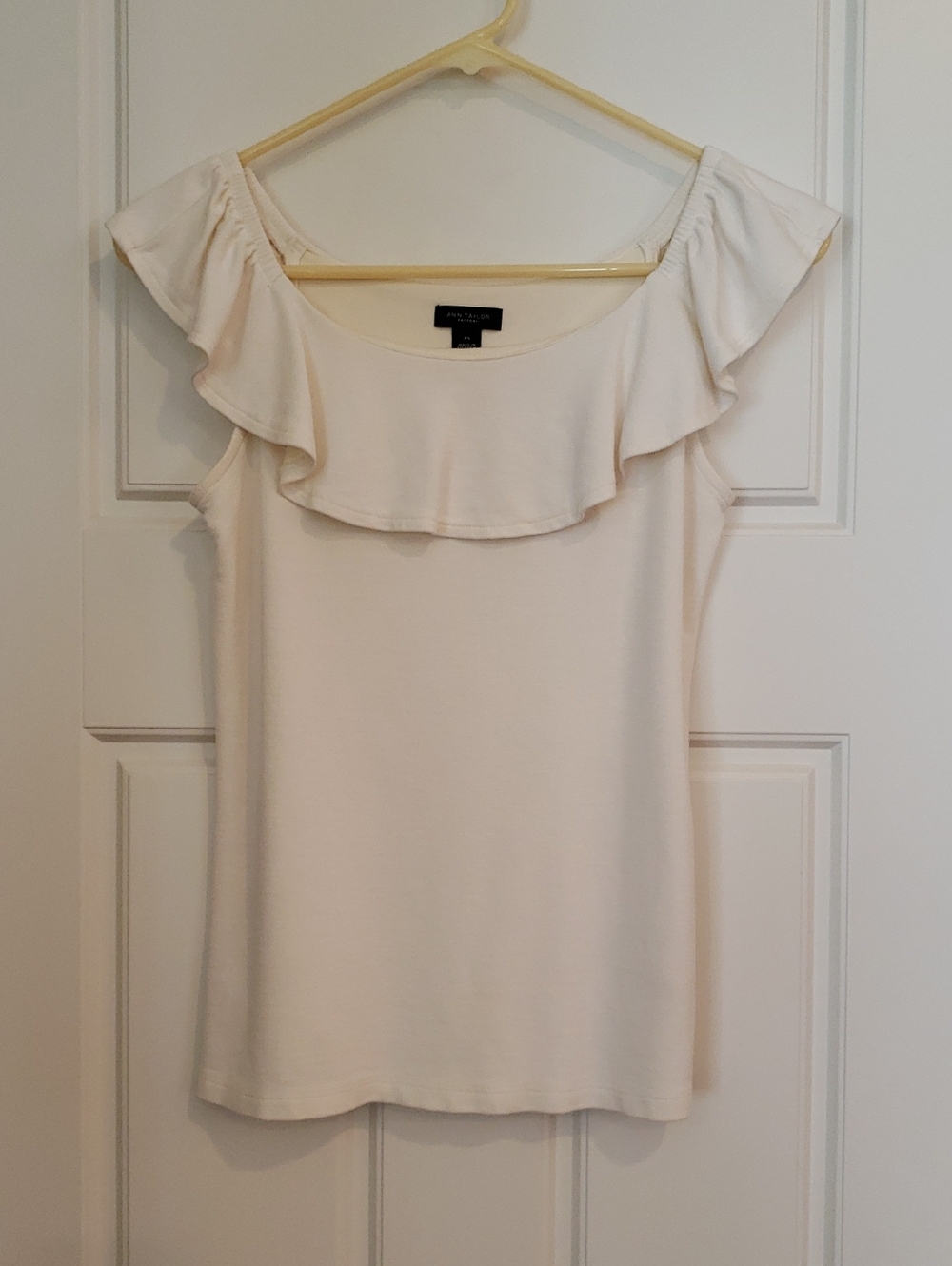 Ann Taylor Ruffle Neckline Tank Top. Women's size XS